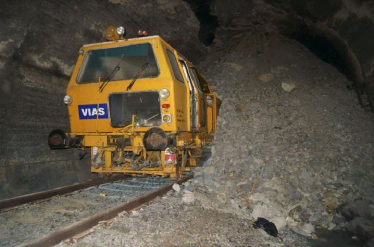 Una maquina bateadora está atrapada en el interior del túnel de Somosierra desde su derrumbe en 2011