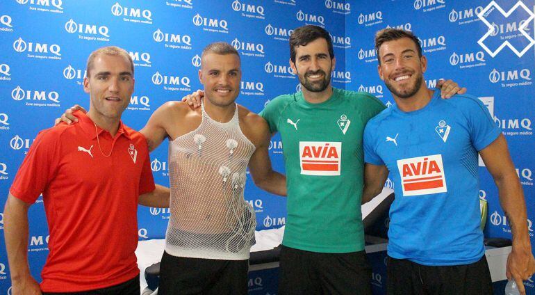 Pedro León, Asier Riesgo y Sergi Enrich posan con Alain Gaindaga, miembro del servicio médico