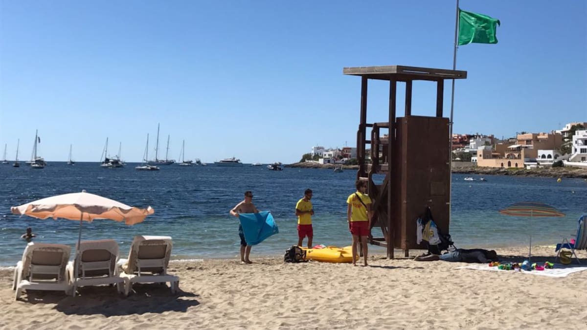 Ibiza licita sus concesiones de playas con una reducción de más de un centenar de hamacas