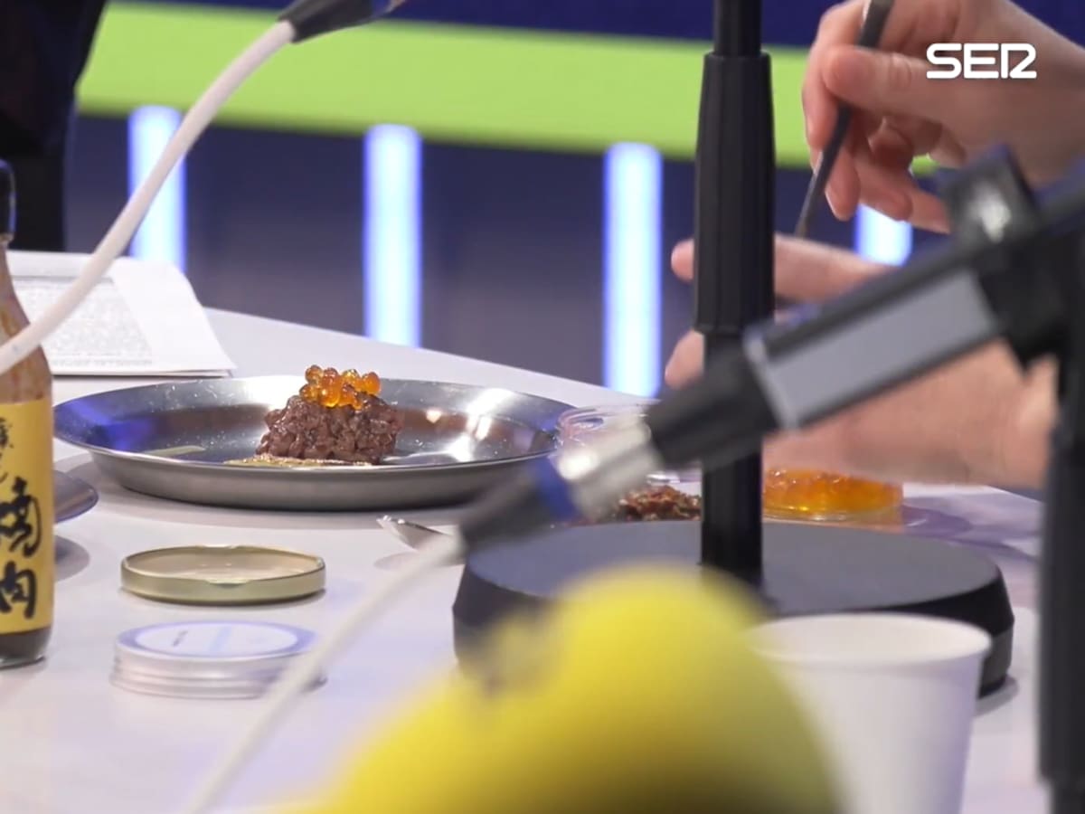 Steak tartar con salsa de soja, jengibre y ajo con huevas de salmón