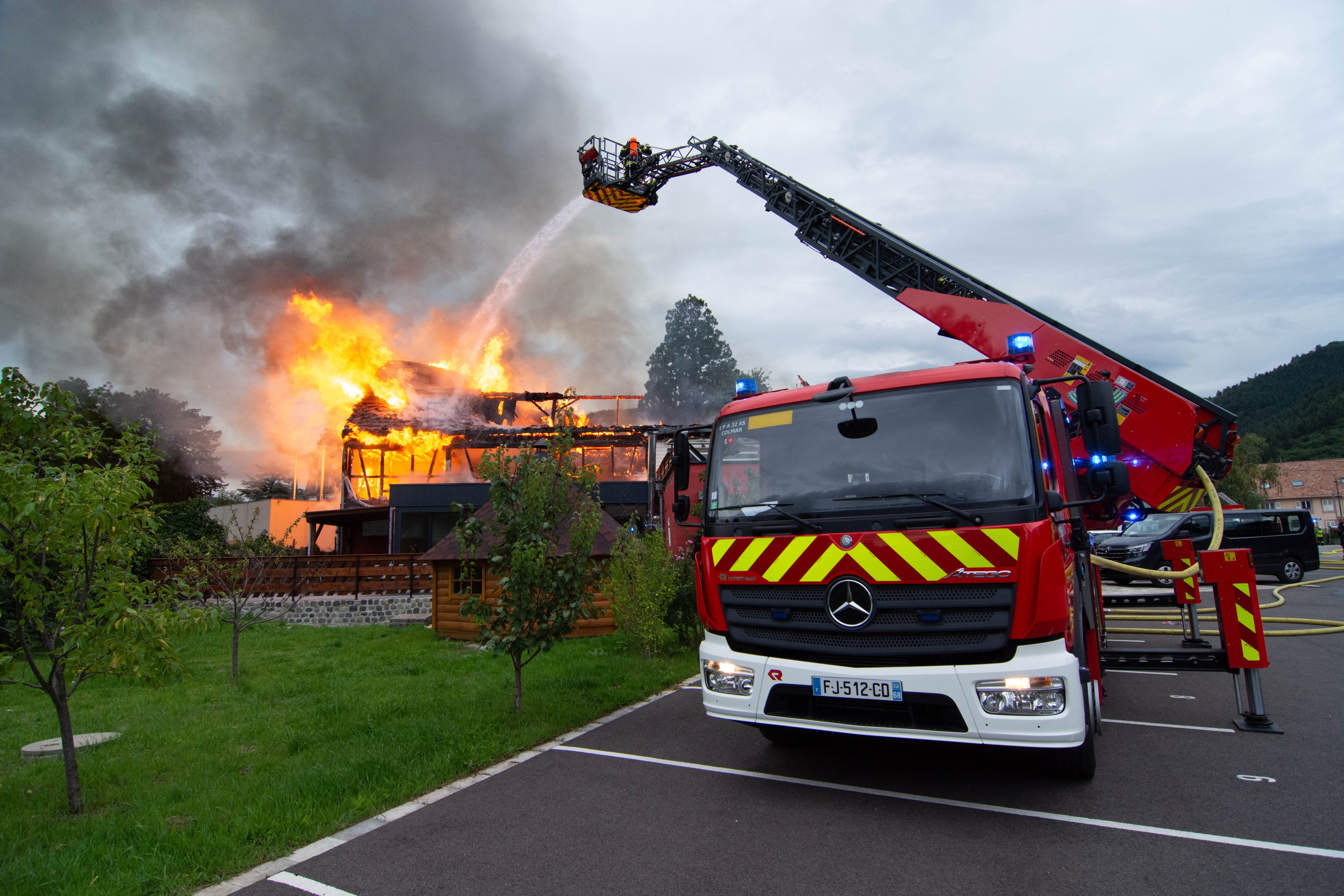 Un camión de bomberos trata de extinguir el incendio en la residencia de verano.
