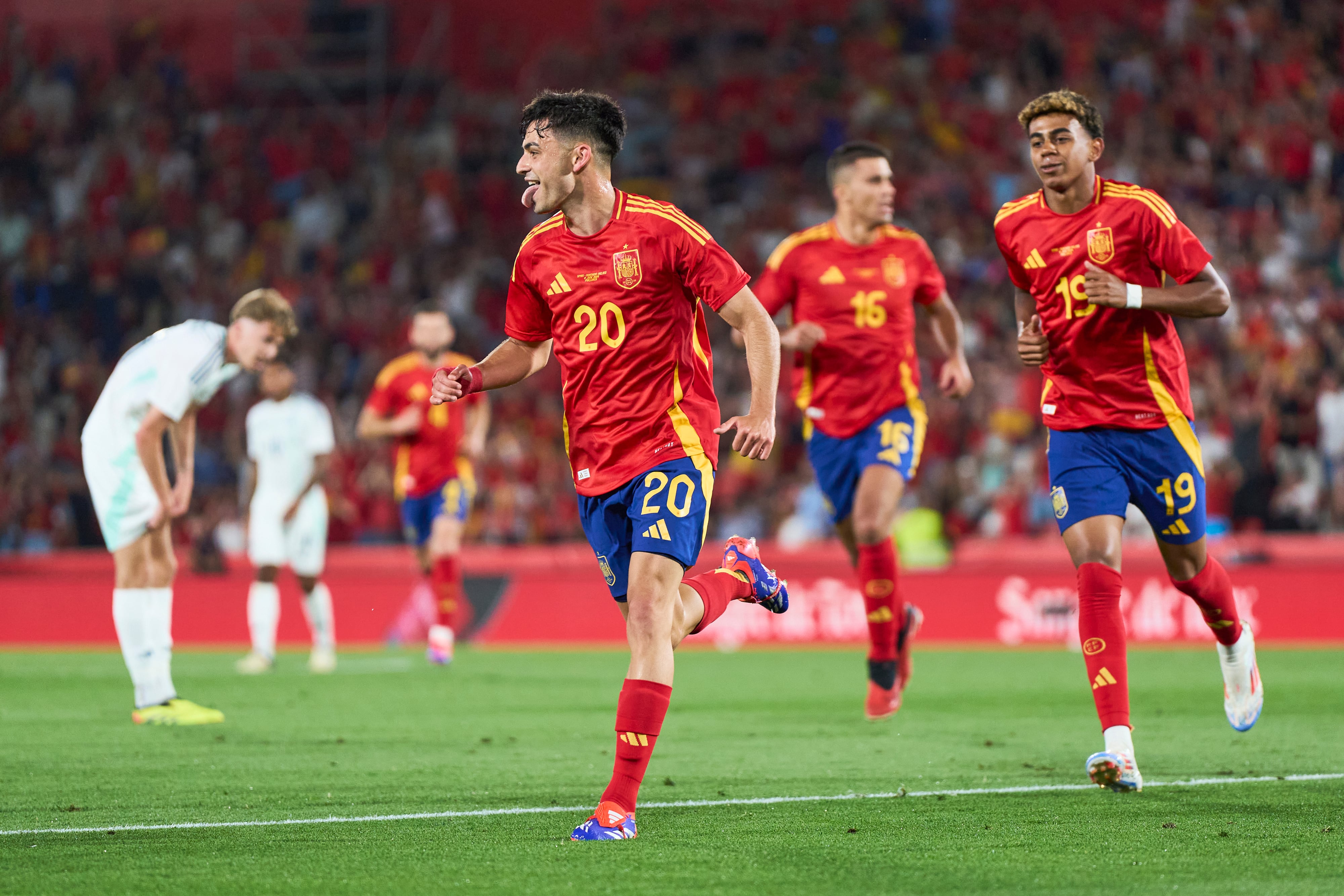 Pedri celebra junto a sus compañeros de la Selección el primer gol de España a Irlanda del Norte