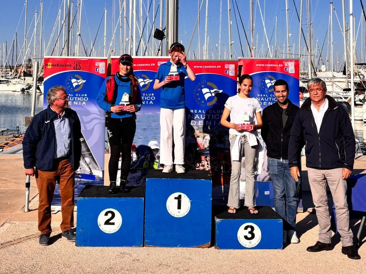 La regata DENIAVELA 2026 consolida a Dénia como referente de la vela base con la Copa Autonómica Optimist B