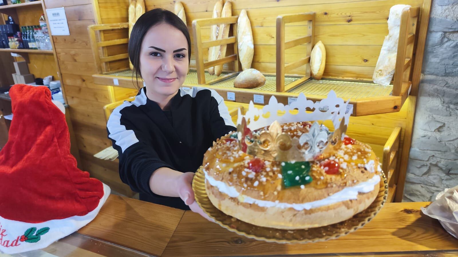 Els de nata segueixen sent els tortells de Reis més demanats entre els clients dels forns de Lleida, com el de la foto. El que es mostra és l'últim que quedava.