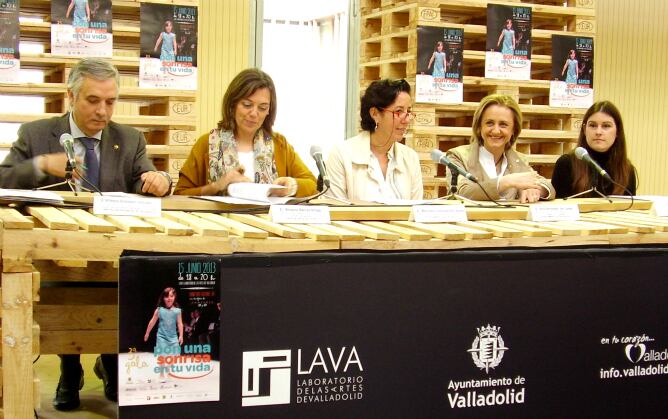 Autoridades políticas provinciales, regionales y municipales, junto a la diseñadora Esther Noriega