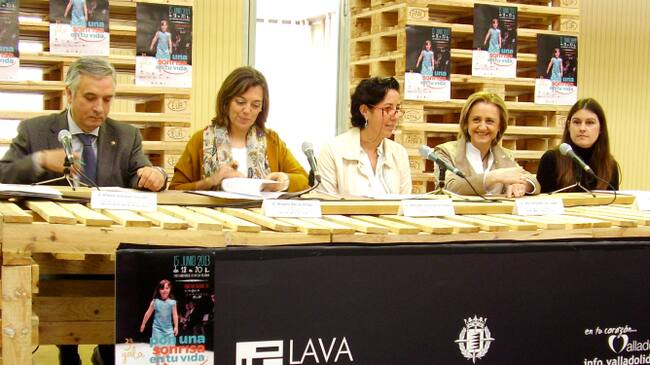 Autoridades políticas provinciales, regionales y municipales, junto a la diseñadora Esther Noriega