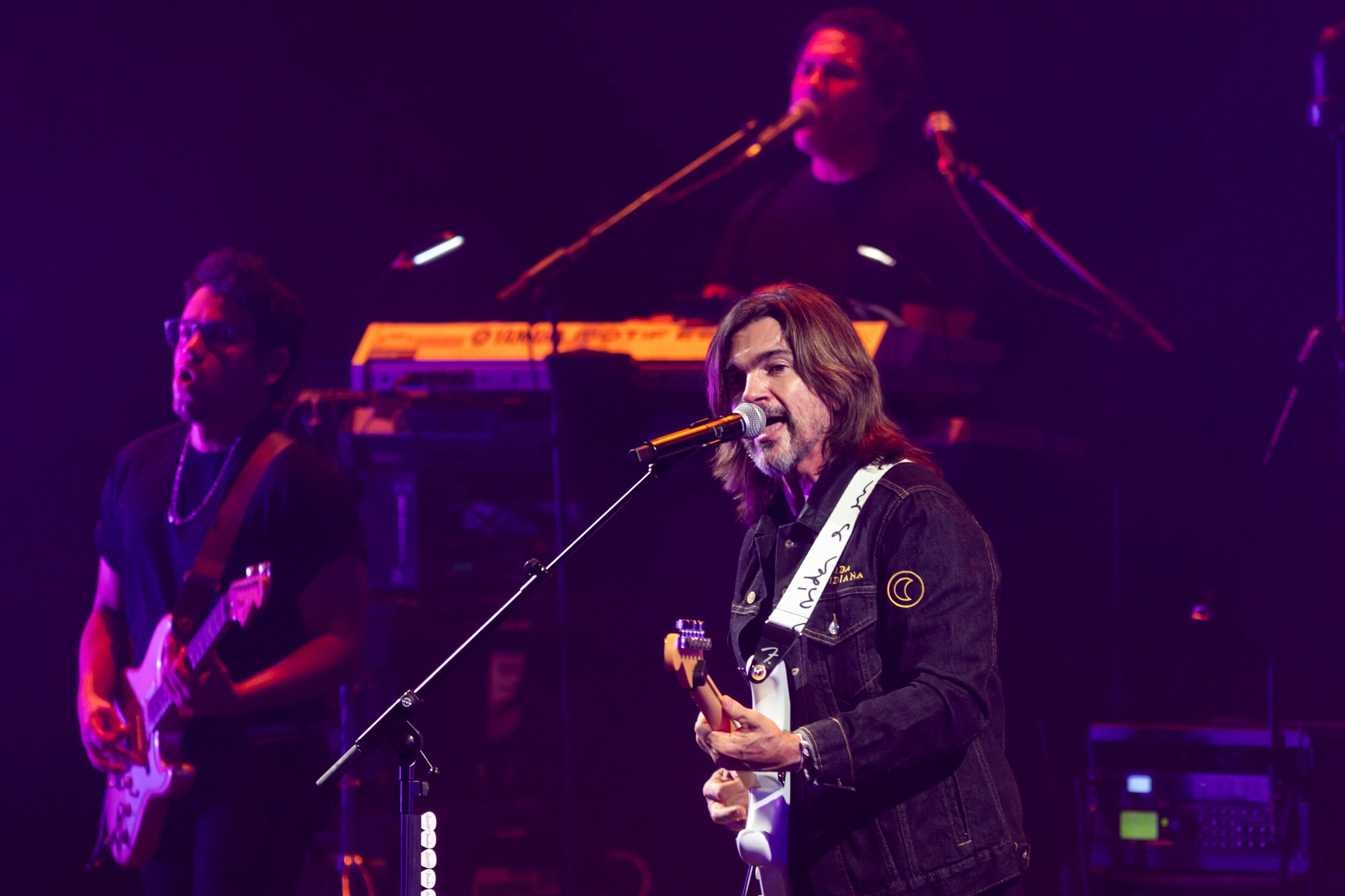 MARBELLA (MÁLAGA), 01/09/2023.- El cantante colombiano Juanes durante el concierto que ofrece en el festival Starlite, hoy viernes en la localidad malagueña de Marbella. EFE/Daniel Pérez
