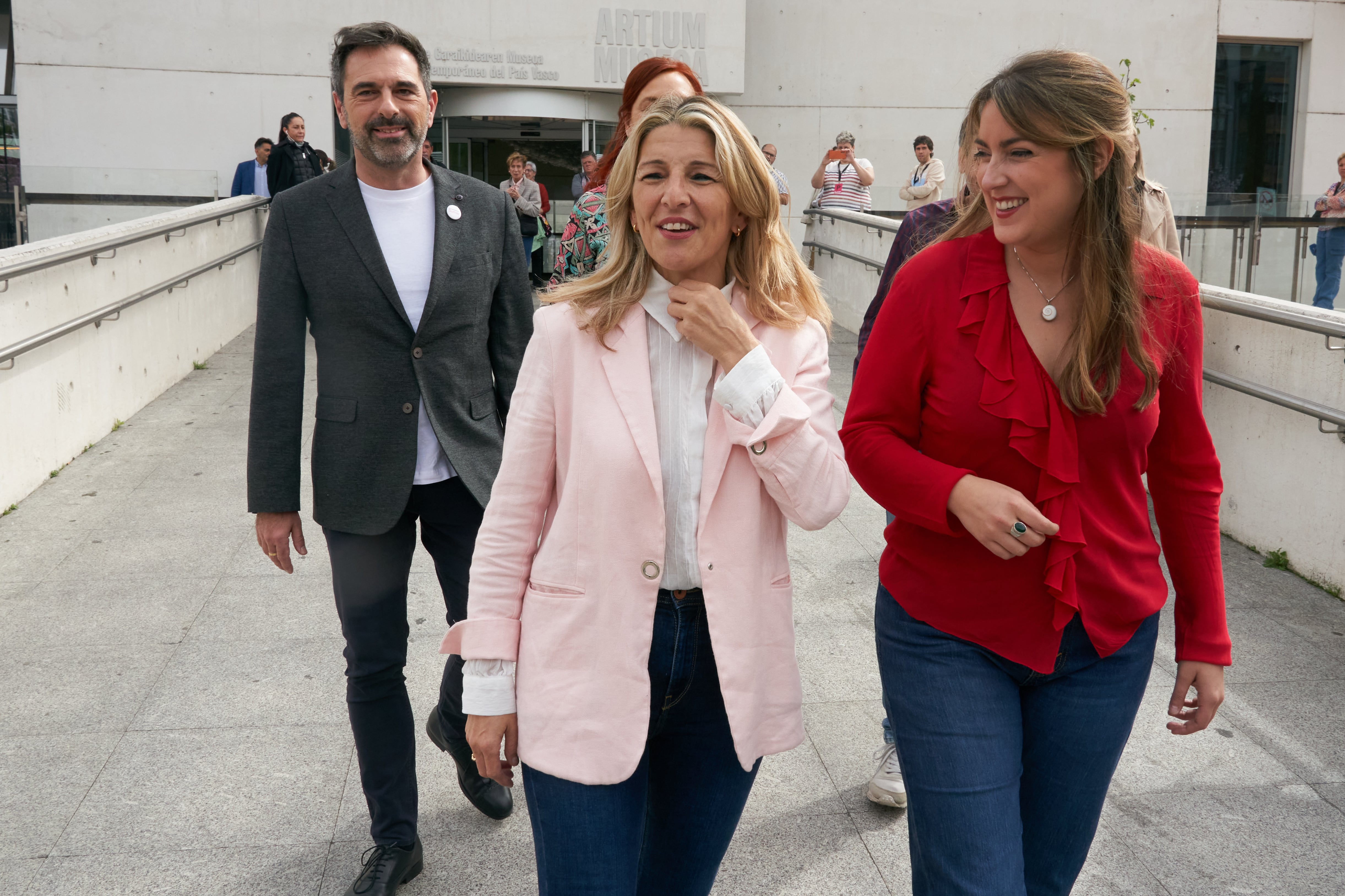 La vicepresidenta segunda del Gobierno y líder de Sumar, Yolanda Díaz (c), participa en un acto electoral en Vitoria junto con la candidata a lehendakari de esta formación, Alba García.