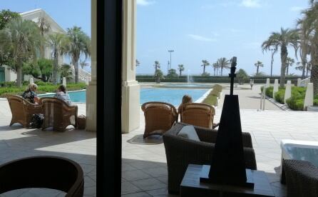 Patio interior del Hotel Las Arenas de Valencia situado en primera línea de playa, con calificación de 5 estrellas gran lujo en el que se alojaron los &quot;aspirantes a influencers&quot;.