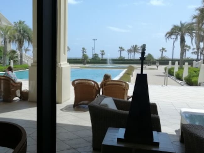 Patio interior del Hotel Las Arenas de Valencia situado en primera línea de playa, con calificación de 5 estrellas gran lujo en el que se alojaron los "aspirantes a influencers".