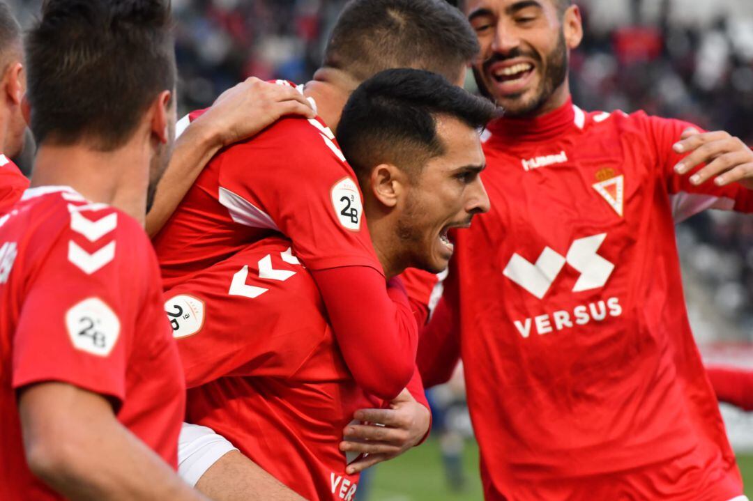 Armando celebra el gol de penalti al Marbella