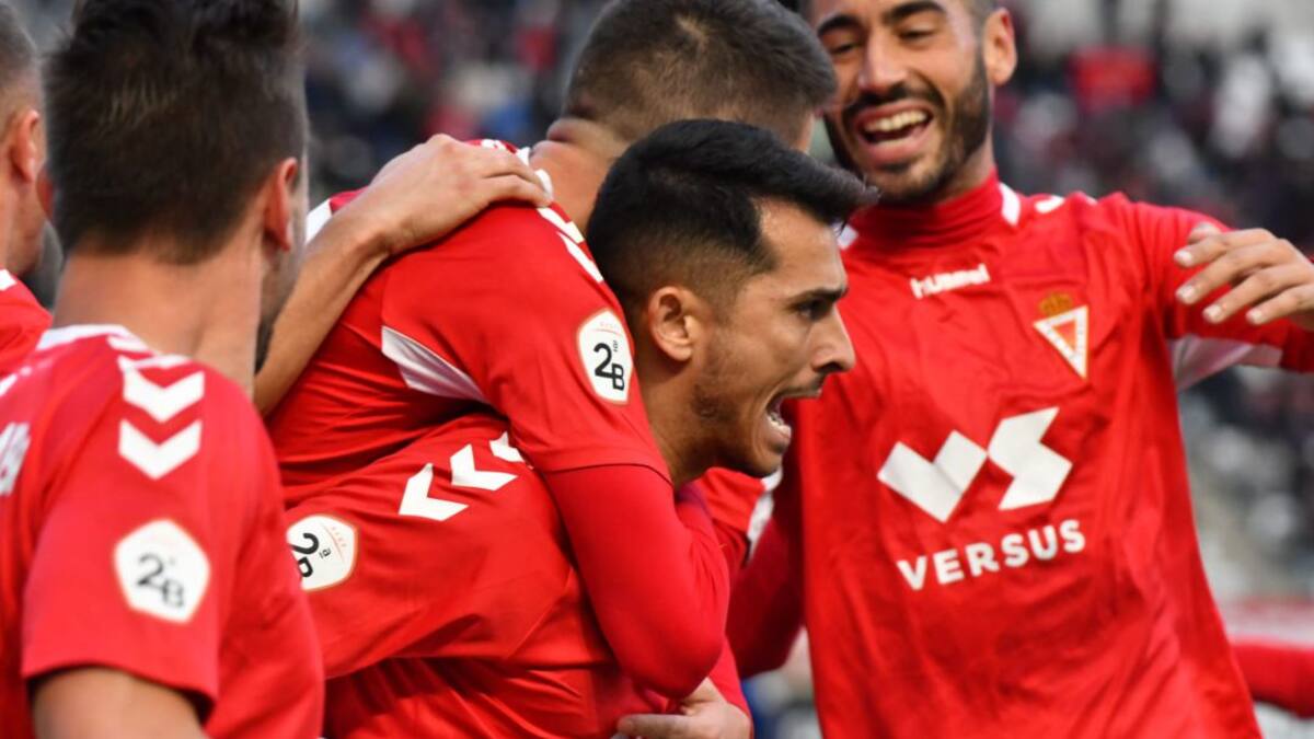 Poco fútbol del Real Murcia que saca un punto ante el Marbella