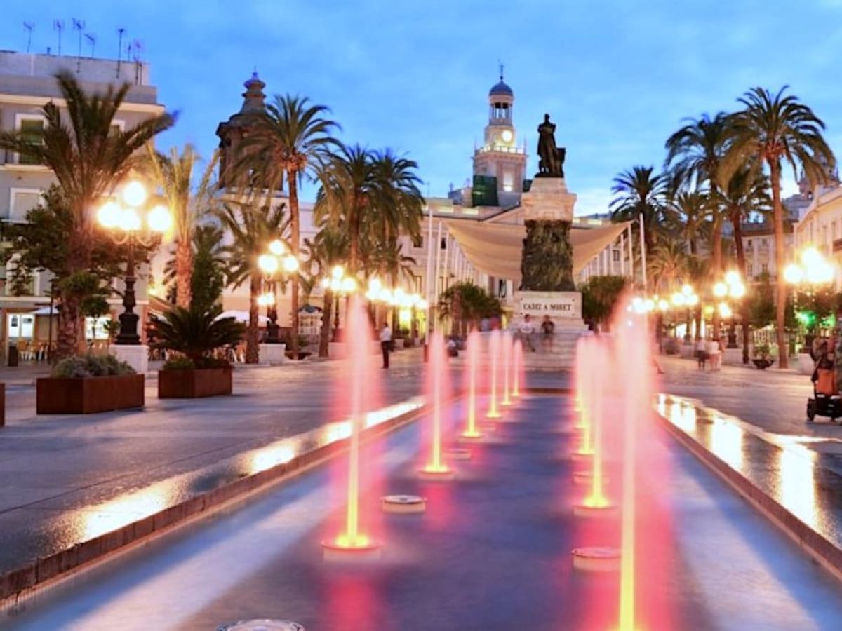 Colectivos sociales presentan alegaciones al trámite de moratoria de pisos turísticos en Cádiz