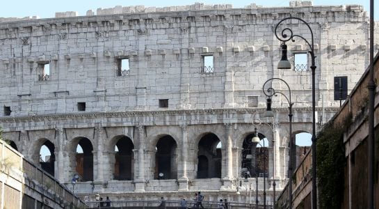 El Coliseo presenta nueva fachada tras las labores de limpieza de los más de 10.000 metros que la componen.