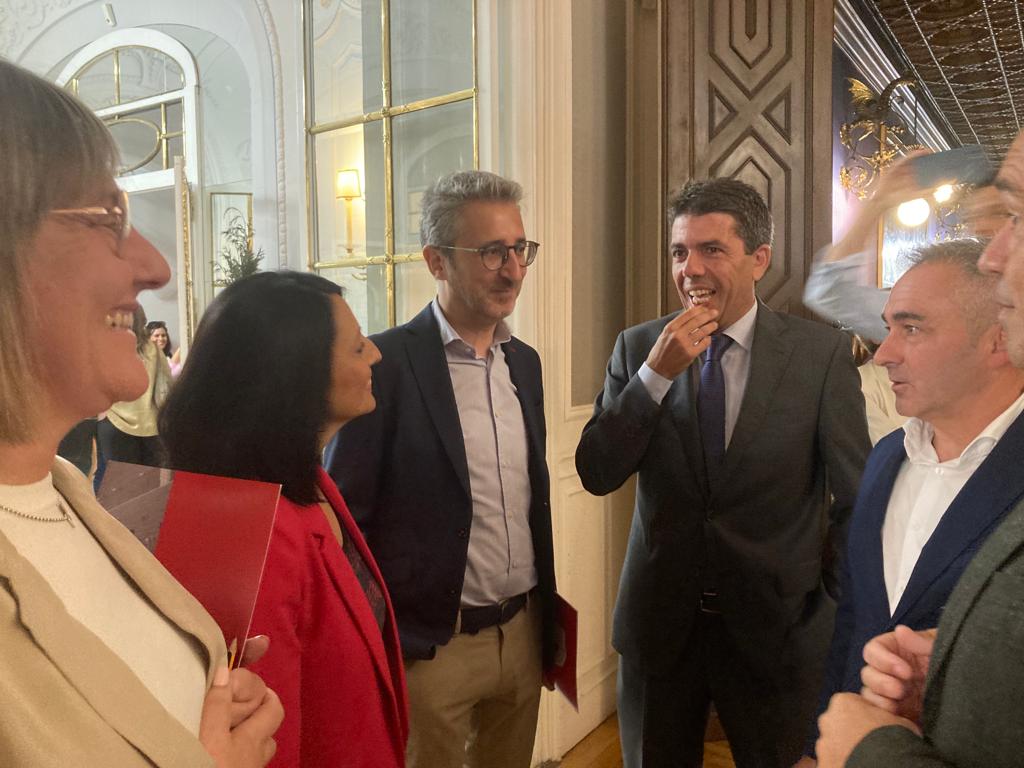 En el centro, Arcadi España (PSPV) y Carlos Mazón (PP) en la primera reunión tras las elecciones del 28M de los dos principales partidos de la Comunitat