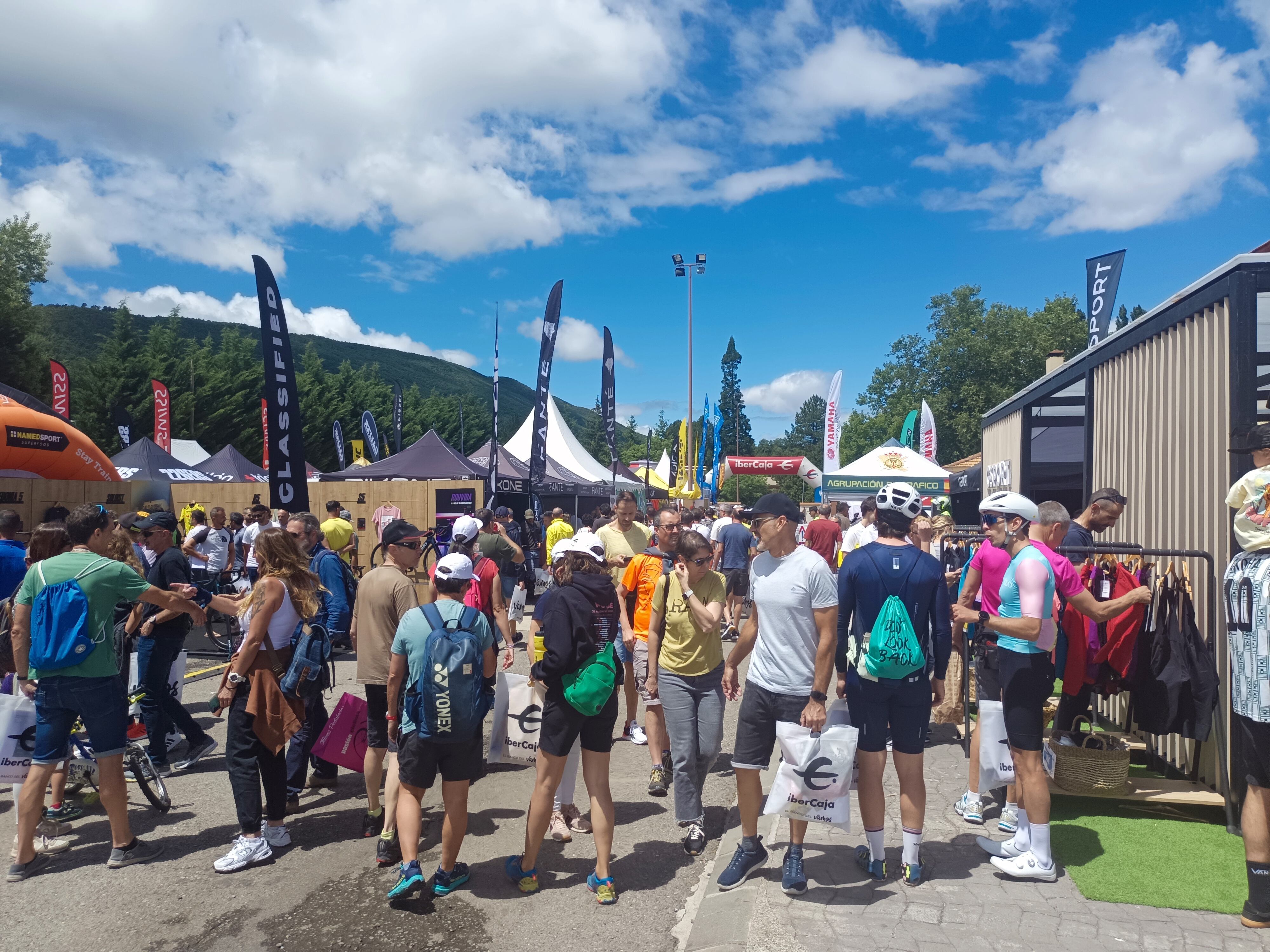 El espacio exterior de Pirenarium acoge una gran feria de productos deportivos