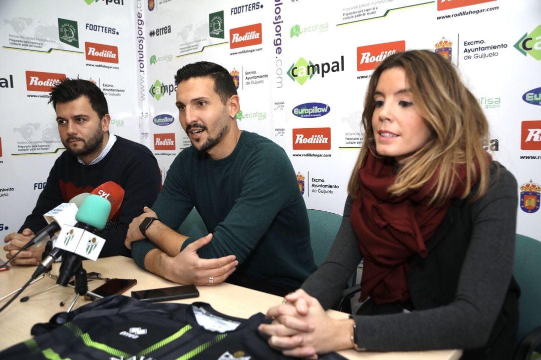 Carlos Molina, junto a Jorge González y Natalia González.