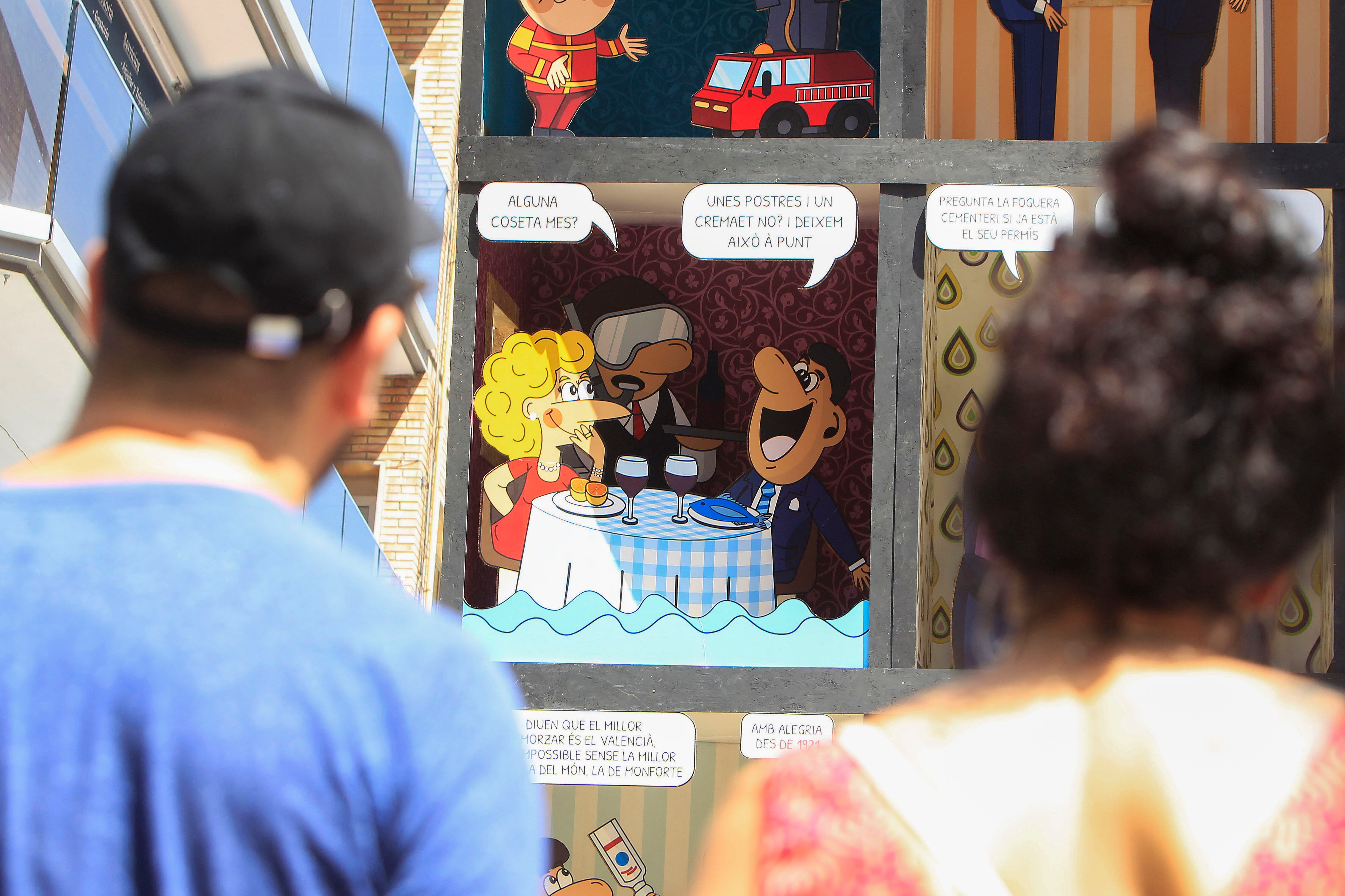 ALICANTE, 21/06/2025.- Los investigados judicialmente José Luis Ábalos y Koldo García han irrumpido en el último momento en las escenas que, con burla, protagonizan los ninots de los monumentos levantados por toda la ciudad de Alicante por las fiestas de Hogueras, donde la gestión de la dana de Carlos Mazón y los vaivenes políticos de Pedro Sánchez son protagonistas. Más de 180 hogueras, adultas e infantiles, han terminado de ser plantadas a primera hora de este sábado para ser disfrutadas por decenas de miles de visitantes y disputarse los premios por categorías. Todas serán pasto de las llamas durante la madrugada del 25 al 25 de junio, al término de San Juan, en el tradicional ritual de fuego y agua (banyà) que dará inicio al verano en la ciudad de Alicante. En la imagen, Escena que critica la comida de Mazón en el Ventorro. EFE/Morell
