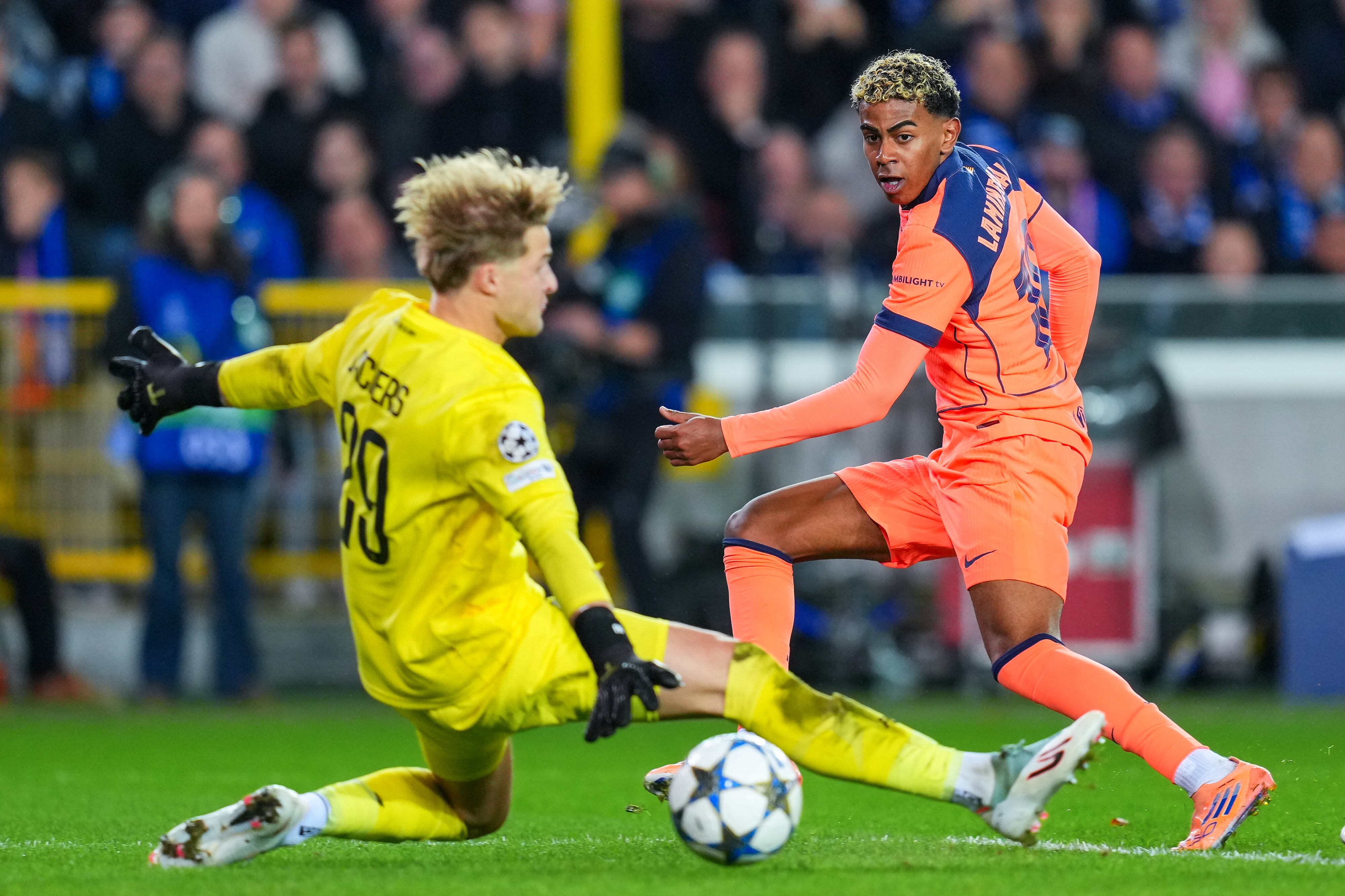 Lamine Yamal define ante el portero en el segundo gol del Barça ante el Club Brujas