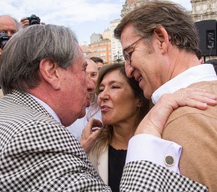 El exalcalde de A Coruña, Francisco Vázquez la portavoz del PP, Beatriz Mato, y el presidente de la Xunta, Alberto Núñez Feijóo, en la concentración