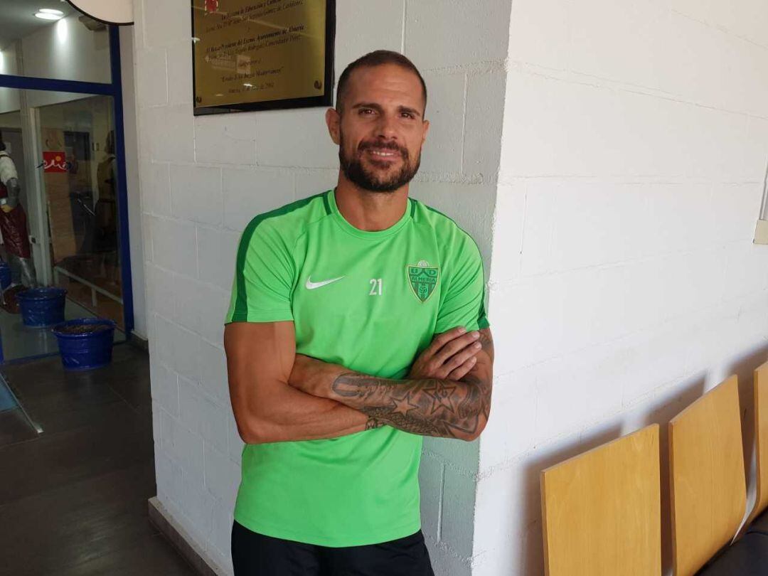 El lateral del Almería pasando reconocmiento médico.