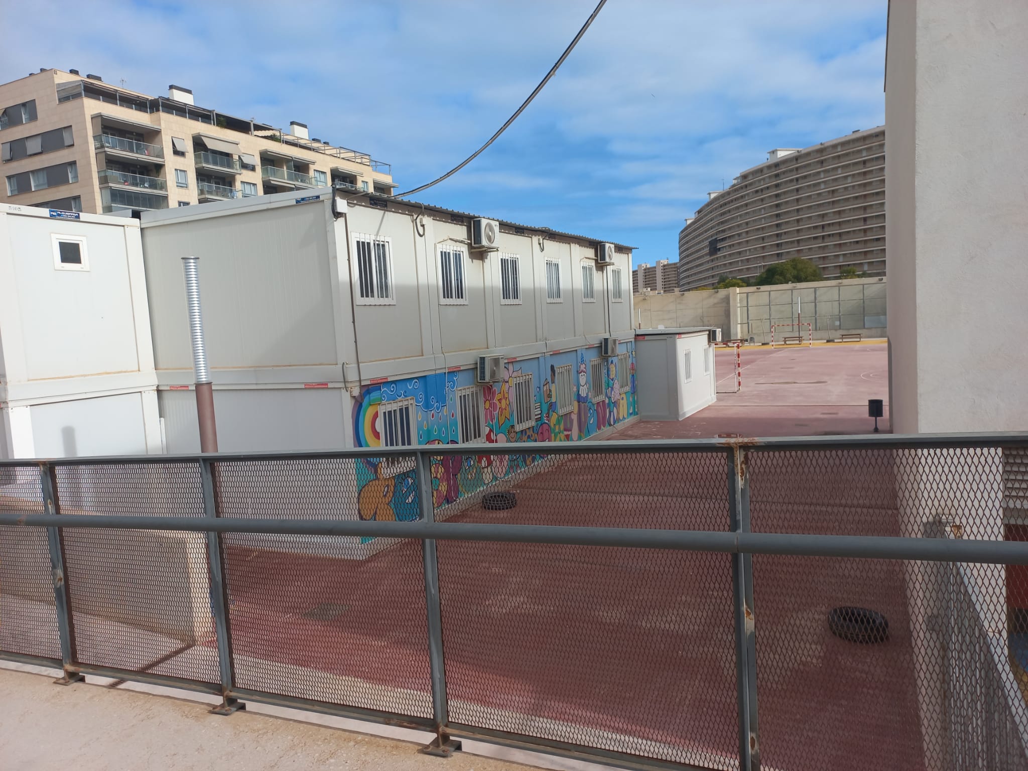 Barracones del colegio la Almadraba de Alicante, que comparte instalaciones con el IES Radio Exterior