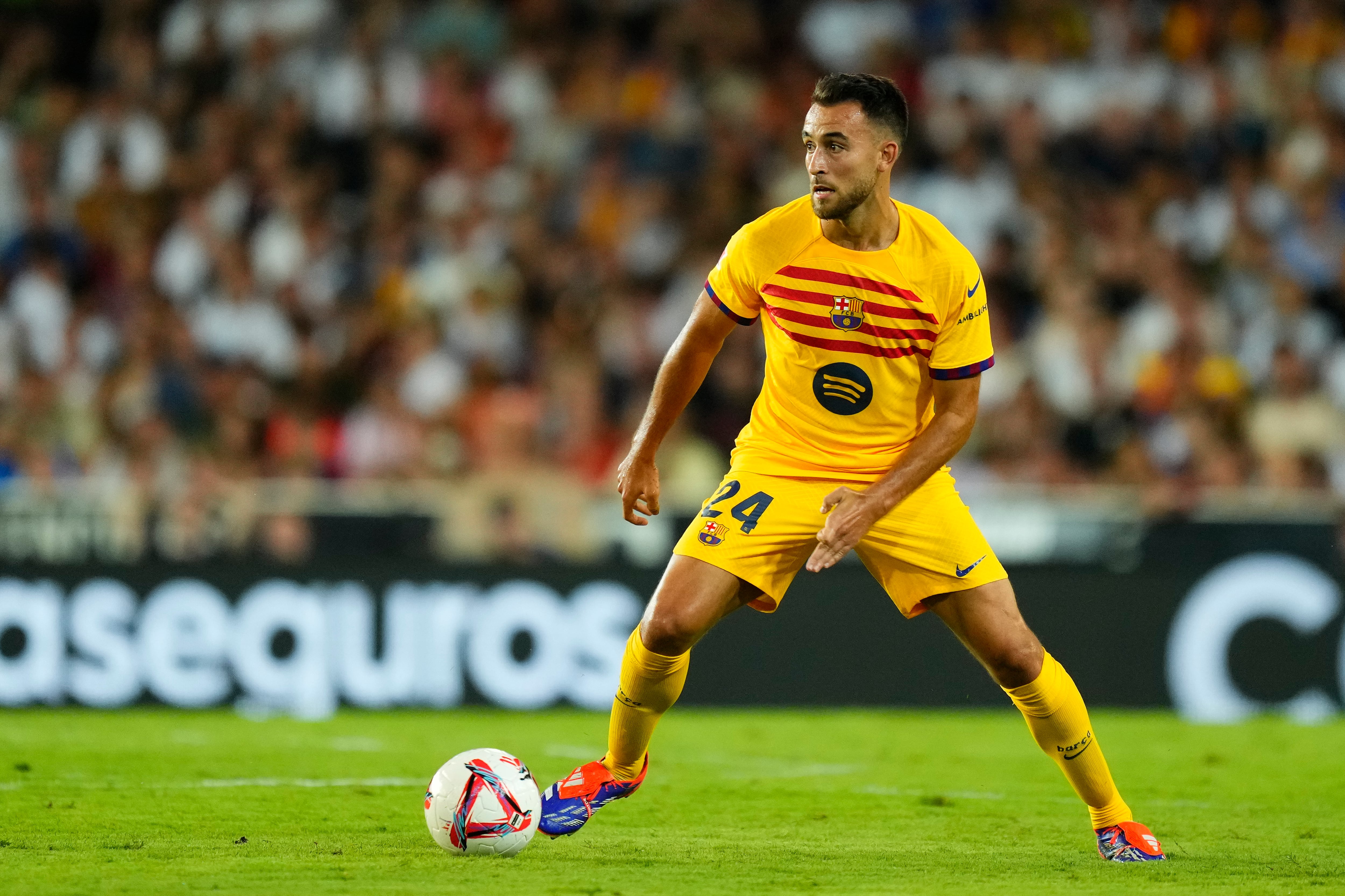 Éric García controlando un balón