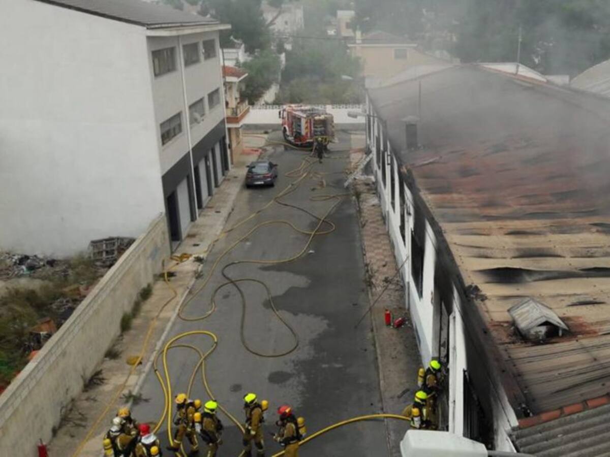 Un incendio arrasa una fábrica de Ibi