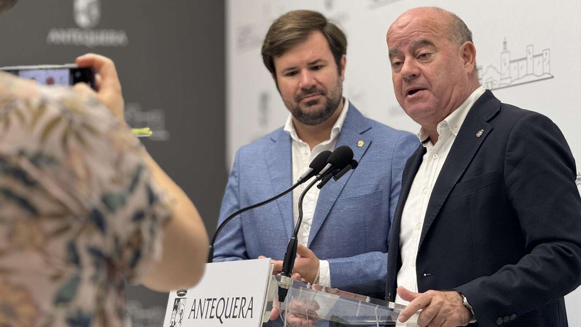El alcalde de Antequera, Manuel Barón, y el concejal de Seguridad, Antonio García Mendoza, en rueda de prensa