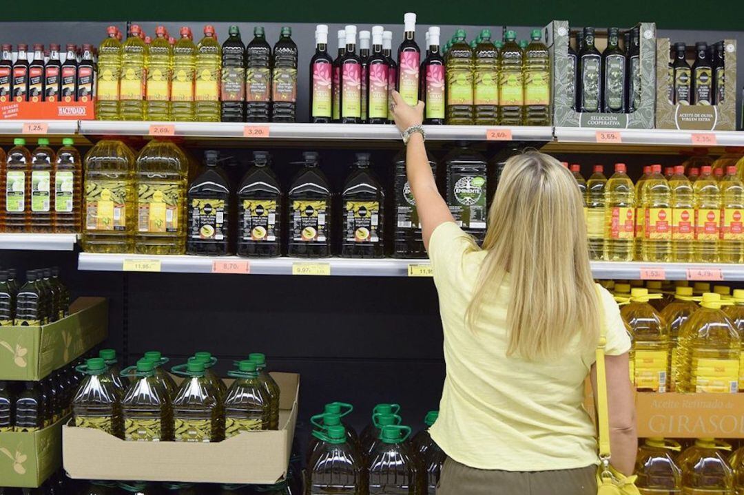 Botellas de aceite en estanterías de Mercadona