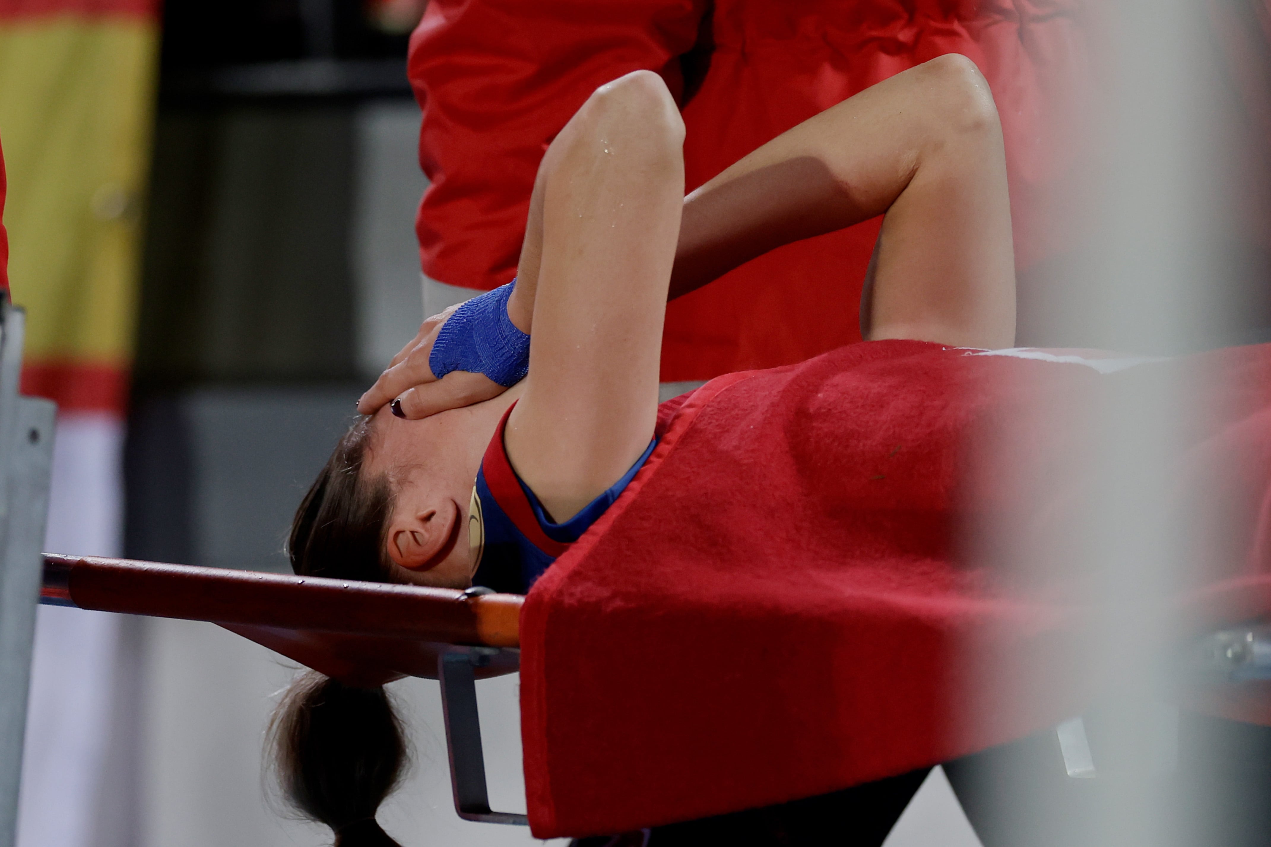 Laia Alexandri llorando por su lesión durante el partido frente al Real Madrid en la Copa de la Reina