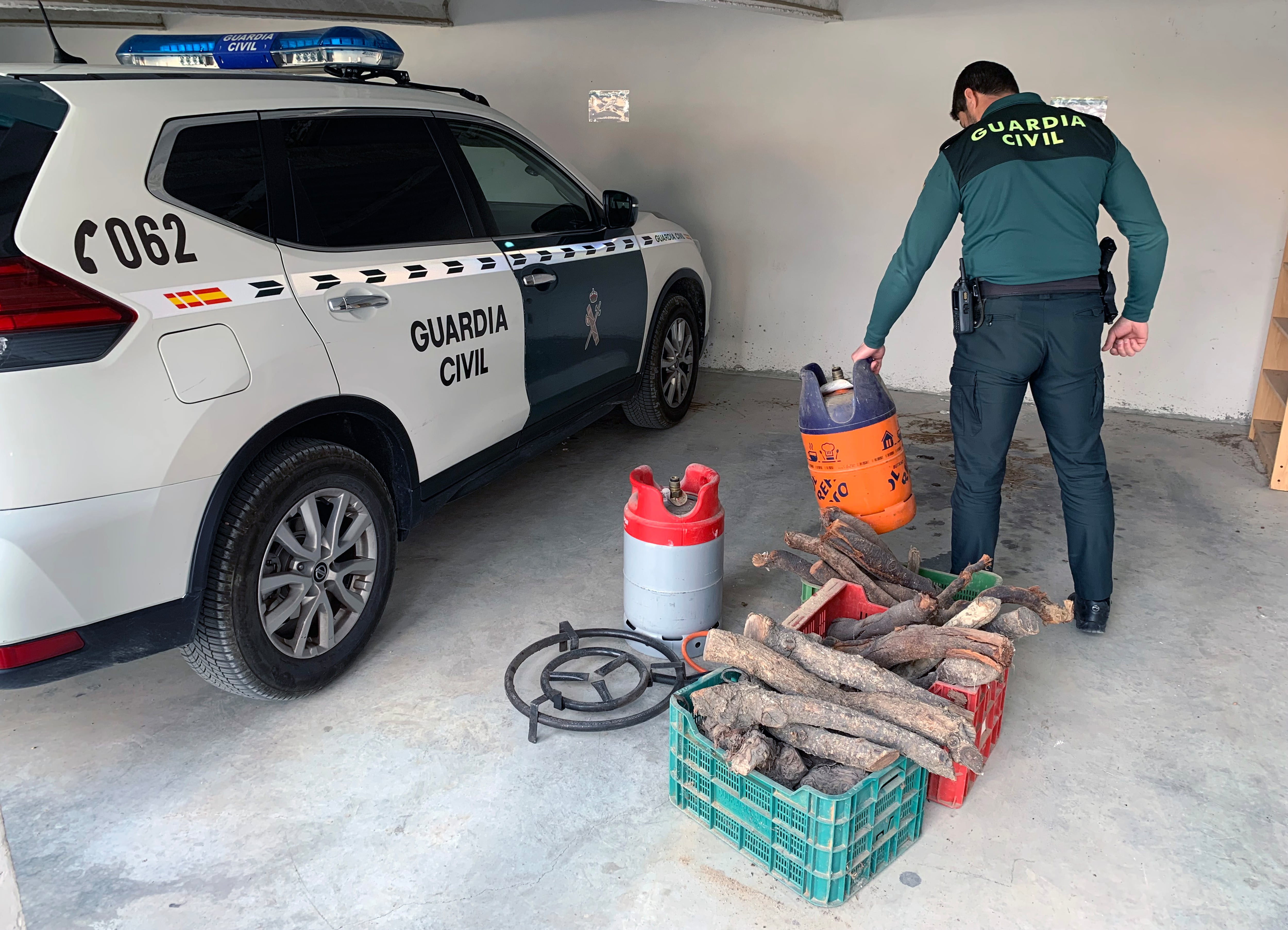 Agente de la Guardia Civil con el material incautado a los detenidos en Bullas