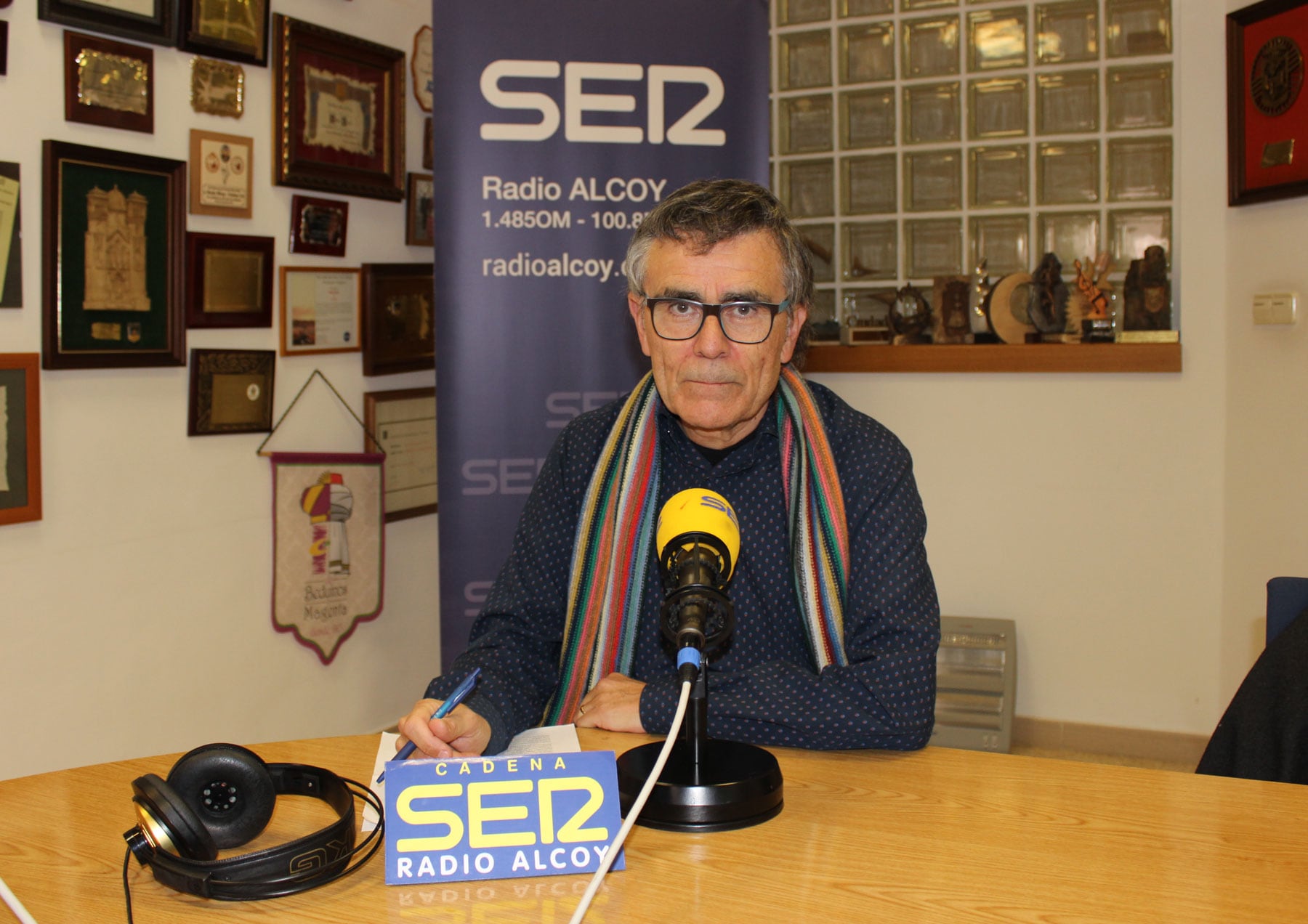 Mario Candela, en l'estudi central de Radio Alcoy