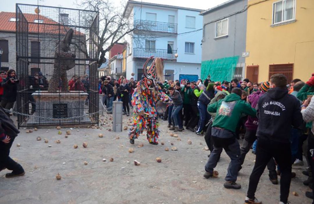 Jarramplas ante la estatua que le conmemora en Piornal en el año 2017