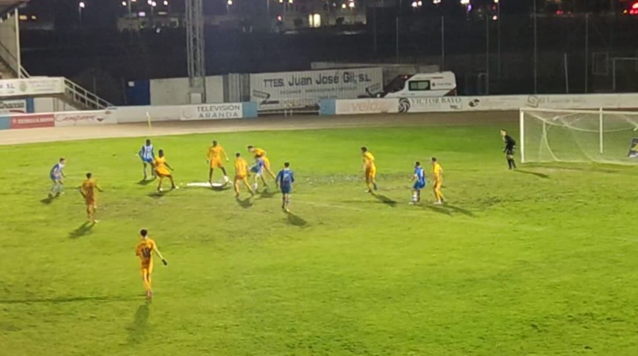 Imagen de una acción de ataque de la Arandina durante el partido ante la Ponferradina B