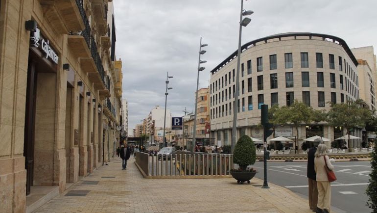 Uno de los inmuebles se ofrece en Puerta Purchena.