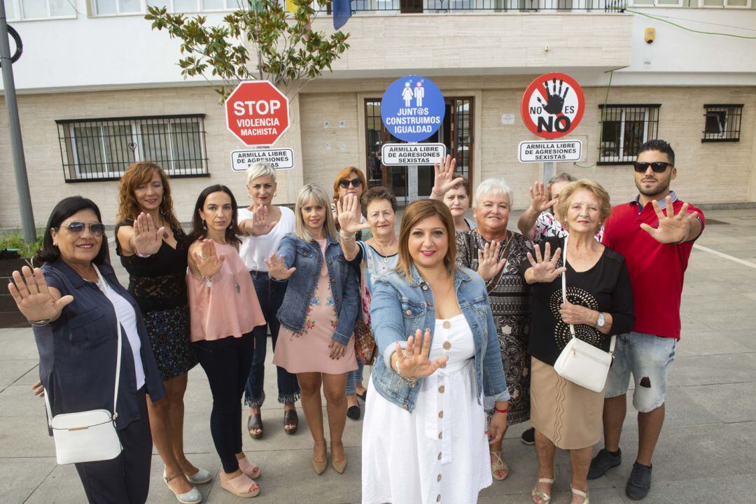 Presentación de las señales contra la violencia machista que se instalan en Armilla (Granada) con motivo de su feria de San Miguel. En primer término, la alcaldesa Loli Cañavate