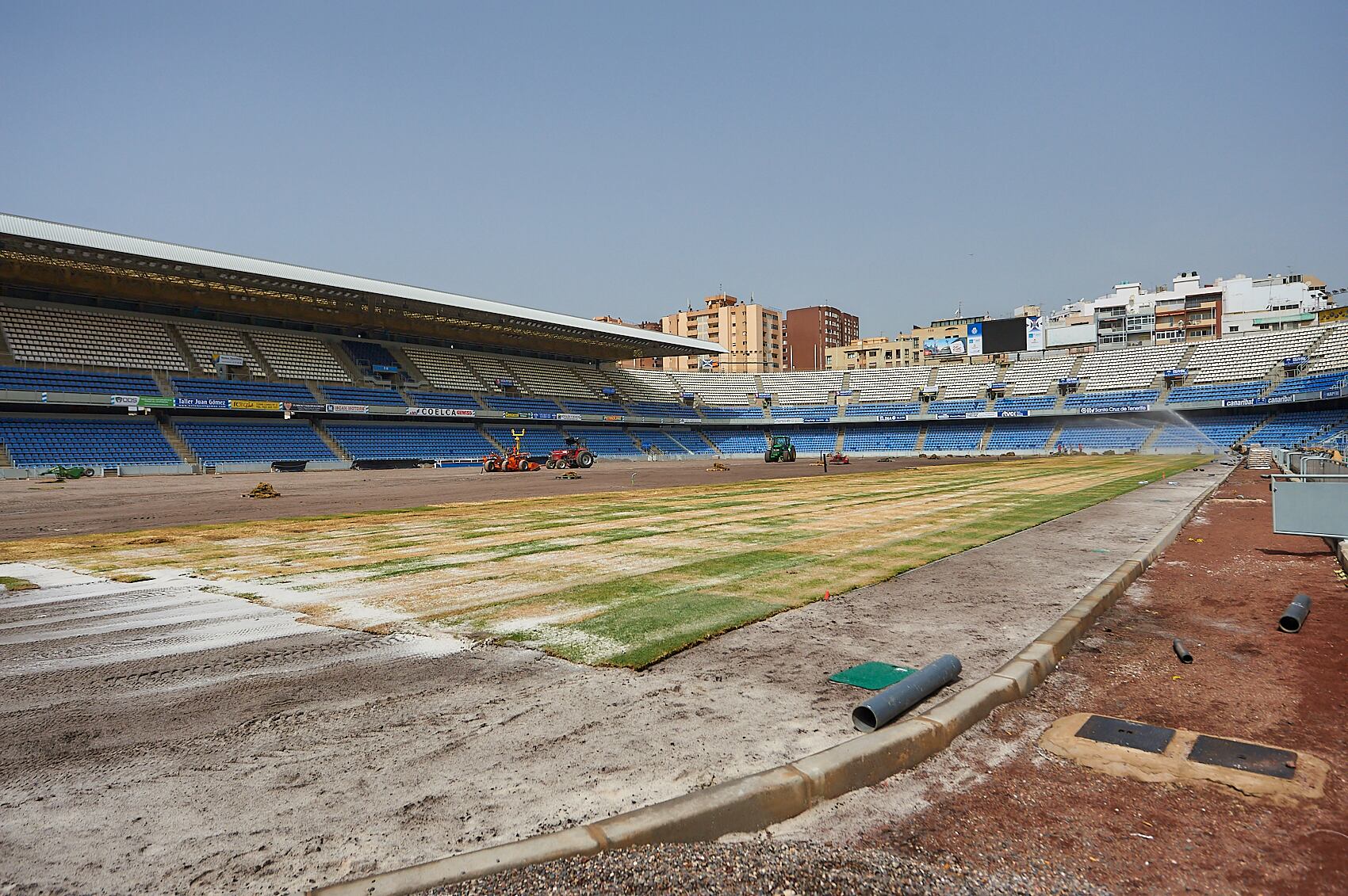 Visita obras colocación del césped del Estadio Heliodoro R. L.