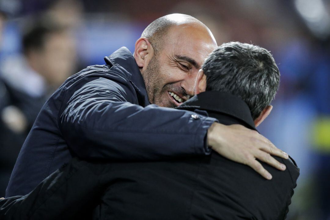 Abelardo y Valverde se abrazan. 