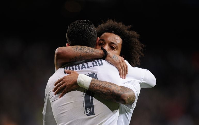 Cristiano Ronaldo y Marcelo se abrazan durante un partido