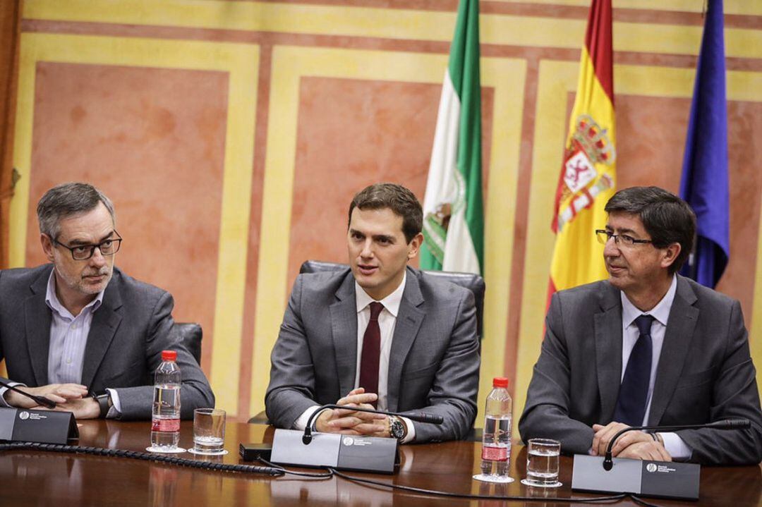 Albert Rivera, junto a Rivera y Marín en el Parlamento andaluz