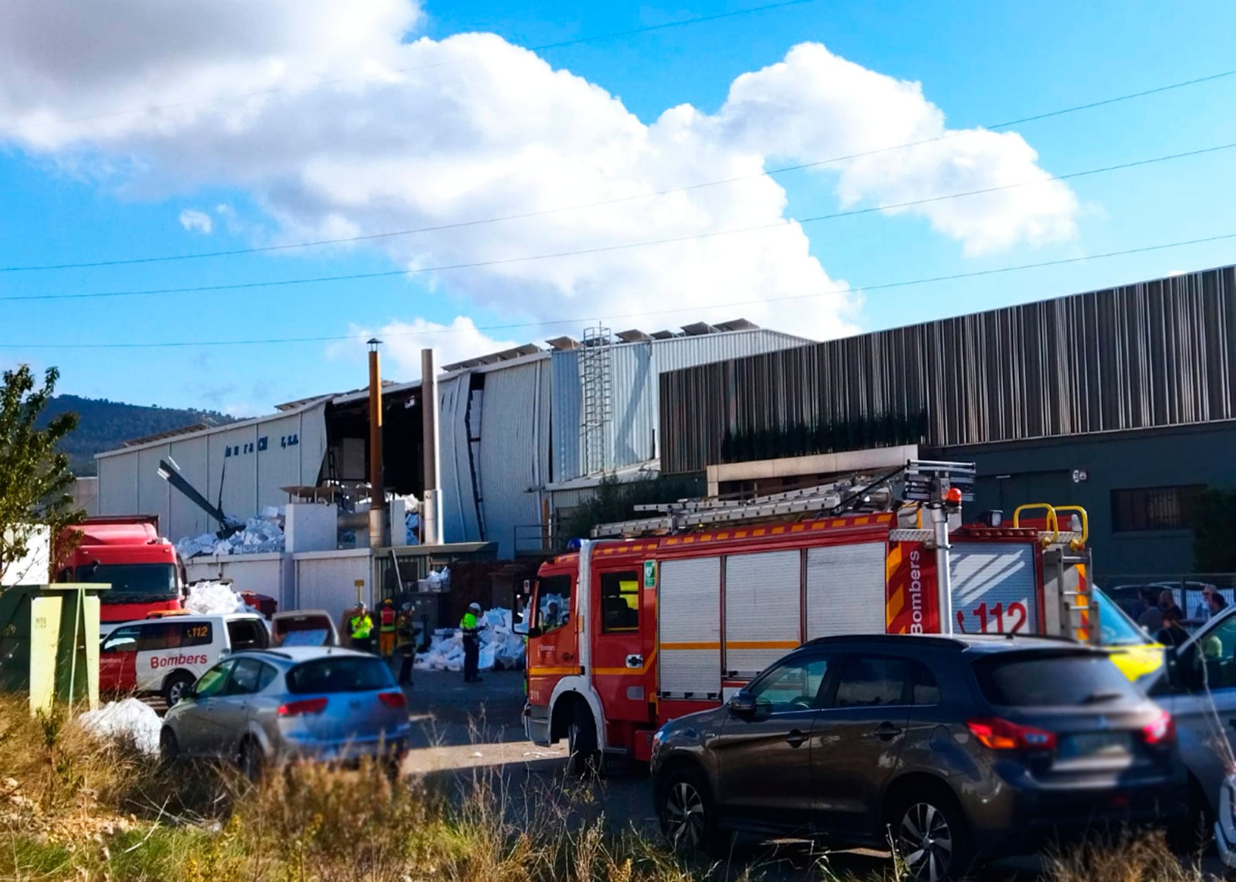 Imagen de la nave industrial afectada con efectivos del cuerpo de bomberos