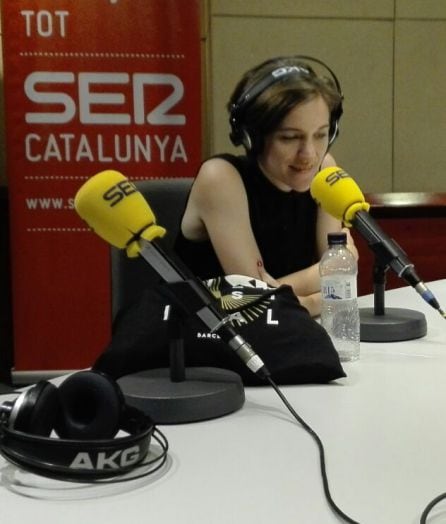 Carla Simón, directora del largometraje 'Verano 1993' durante una entrevista en 'Hoy por Hoy' con Macarena Berlín.