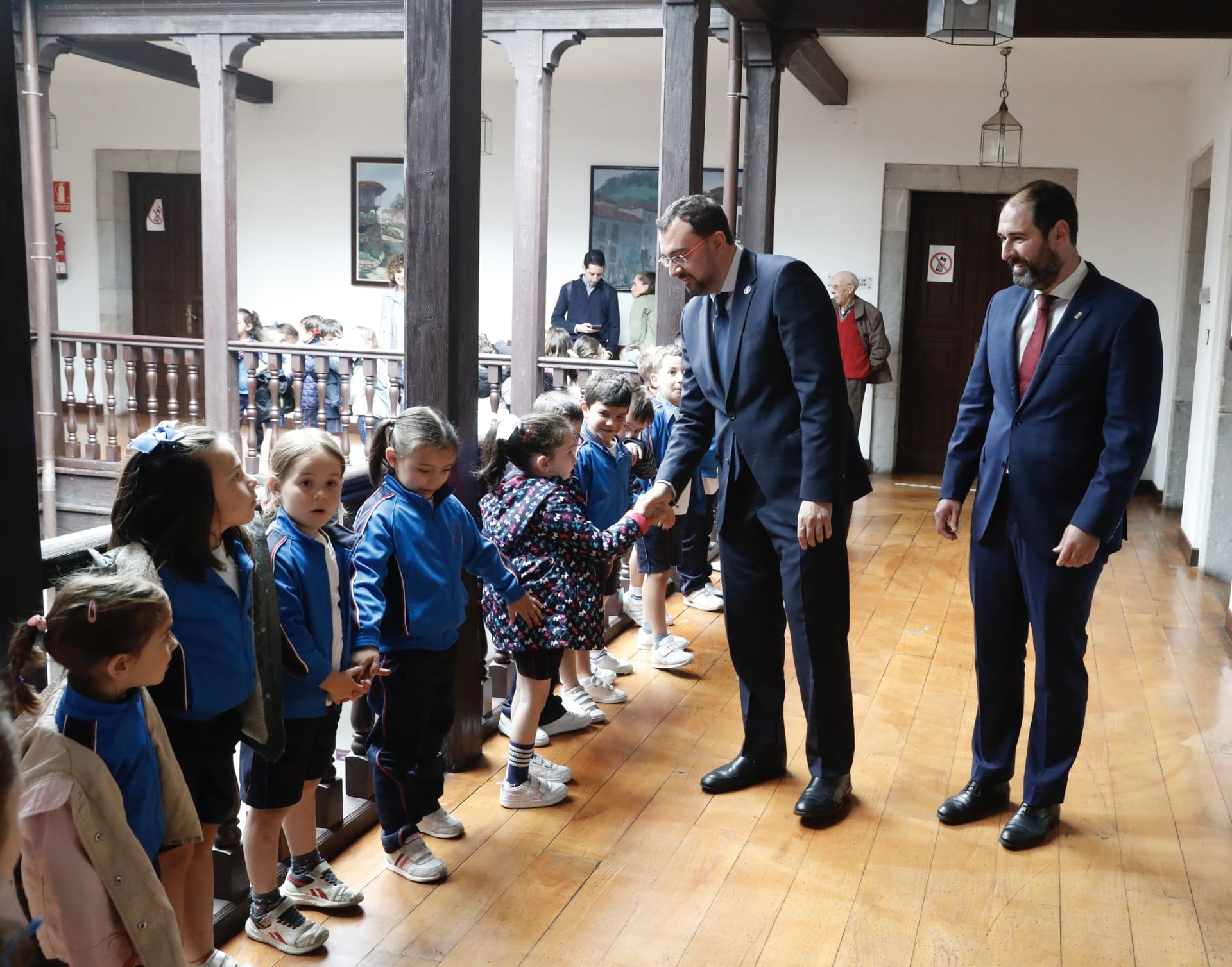 El presidente Barbón ha coincidido en el Ayuntamiento de Pravia con un grupo de alumnos del Colegio &quot;Reina Adosinda&quot;.