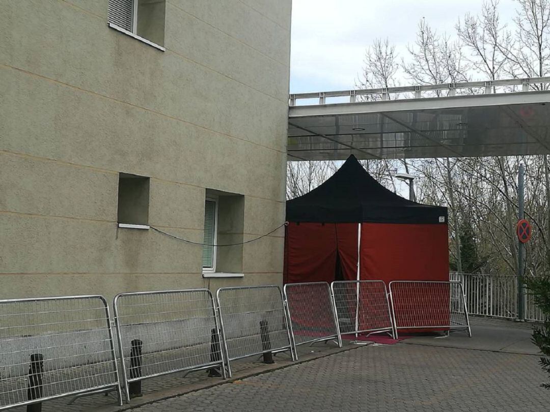 La carpa de triaje en la entrada de urgencias ha sido uno de los elementos más significativos de la reciente etapa que vive el hospital marcada por la atención prioritaria al impacto del coronavirus en la comarca