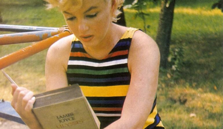 Imagen de Marilyn Monroe terminando de leer el &#039;Ulises&#039; de James Joyce.