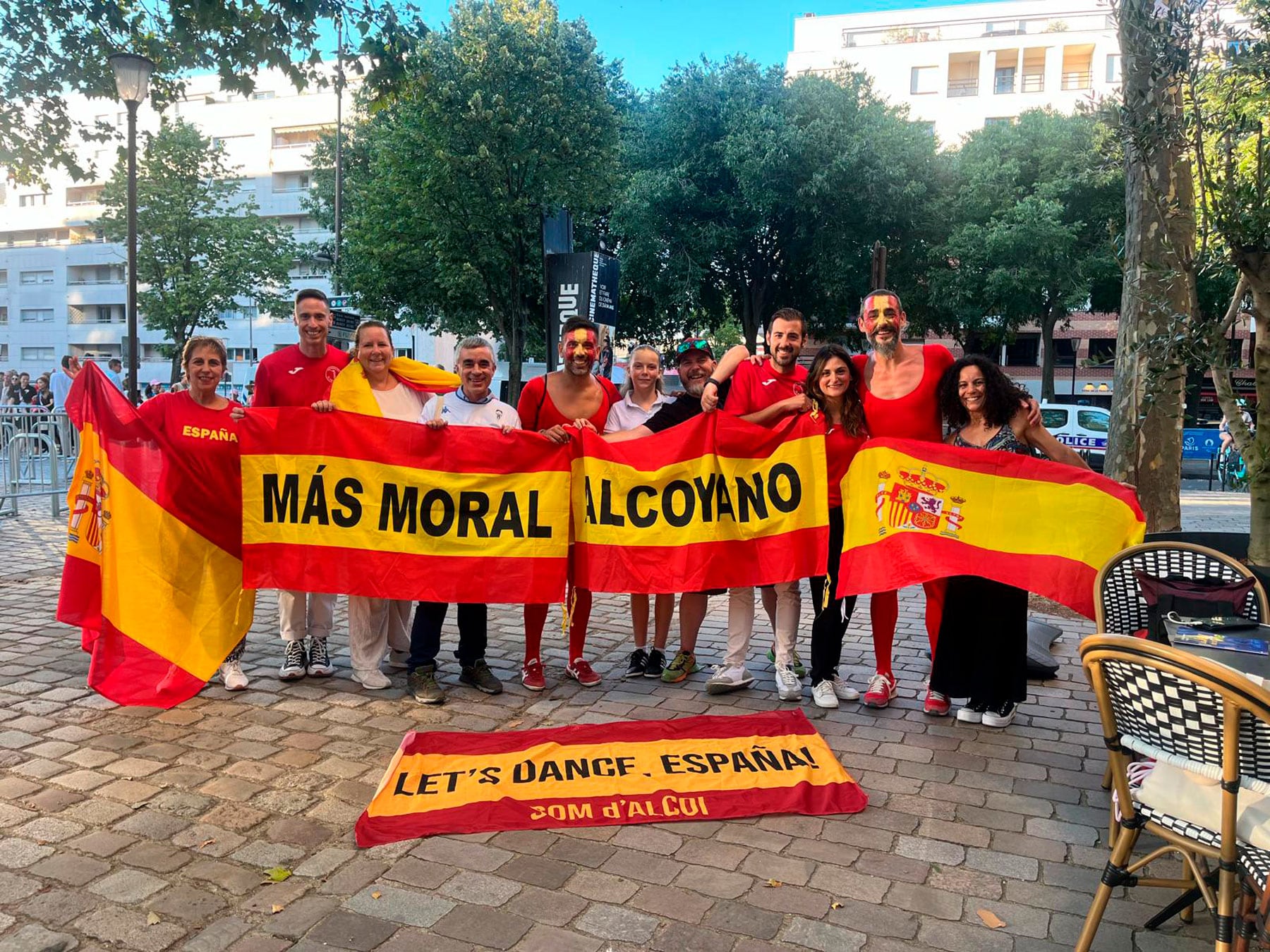 Grupo de alcoyanos que se dieron cita en las puertas del pabellón París Bercy antes de la debut olímpico de la gimnasta alcoyana Laura Casabuena