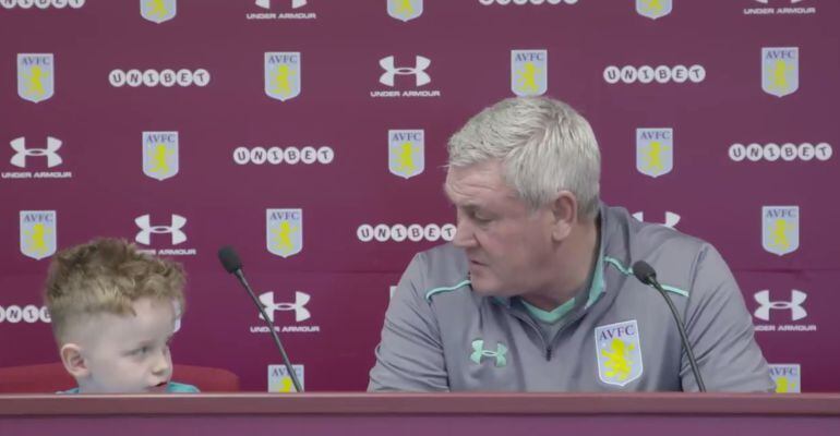 Steve Bruce, junto a Carrer Carrington en la rueda de prensa