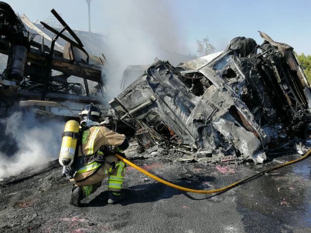 Fallece al quedar atrapado e incendiarse el camión que conducía en Puerto Lumbreras