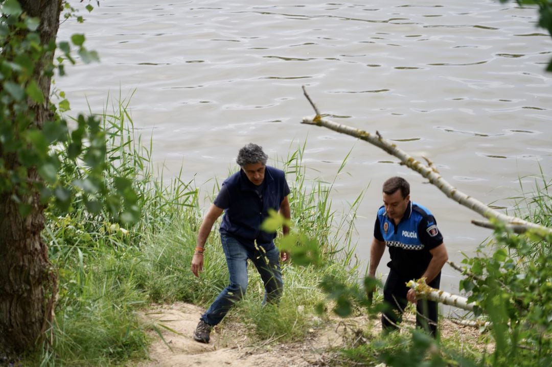 El alcalde de Simancas, Alberto Plaza acompañado de un policía local inspecciona la zona donde fue avistado el reptil